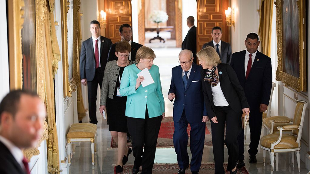 Chancellor Angela Merkel in conversation with Tunisia's President Beji Caid Essebsi