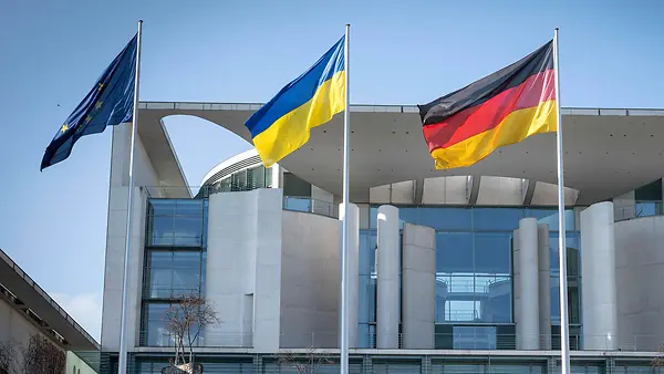 Flaggen vor dem Bundeskanzleramt