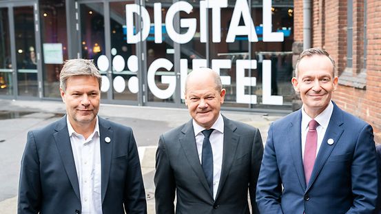 Bundeskanzler Olaf Scholz nimmt in Berlin beim 15. Digitalgipfel teil
