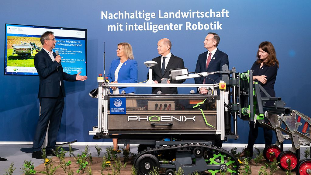 Olaf Scholz pendant la présentation du robot agricole Phoenix au sommet 2022 sur le numérique.