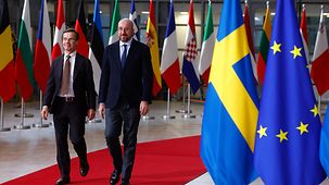  Der Präsident des Europäischen Rates Charles Michel (R) und der schwedische Premierminister Ulf Kristersson (L) treffen am 20. Oktober 2022 zu einem zweitägigen EU-Rat in Brüssel, Belgien, ein.