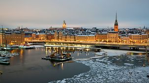 Winternacht in Stockholm. Blick auf die Altstadt (Gamla Stan).