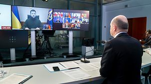 Bundeskanzler Olaf Scholz während einer Videoschalte mit den G7 und dem ukrainischen Präsidenten.