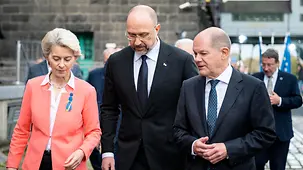 Bundeskanzler Olaf Scholz im Gespräch mit Ursula von der Leyen, Präsidentin der Europäischen Kommission, und Denys Schmyhal, Ministerpräsident der Ukraine