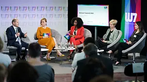 Bundeskanzler Olaf Scholz bei einer Podiumsdiskussion anlässlich des Women7-Gipfels.