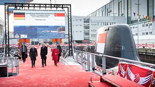 Bundeskanzler Olaf Scholz und Lee Hsien Loong, Premierminister von Singapur, bei einer gemeinsamen U-Boot-Taufe.