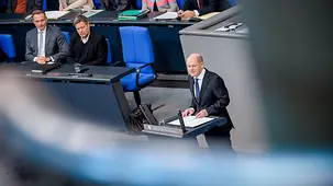 Bundeskanzler Olaf Scholz spricht im Bundestag.