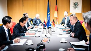 Bundeskanzler Olaf Scholz im Gespräch mit dem Phankham Viphavanh, Premierminister von Laos.