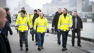 Bundeskanzler Olaf Scholz in Wilhelmshaven neben Robert Habeck, Bundesminister für Wirtschaft und Klimaschutz, und Christian Lindner, Bundesminister der Finanzen.