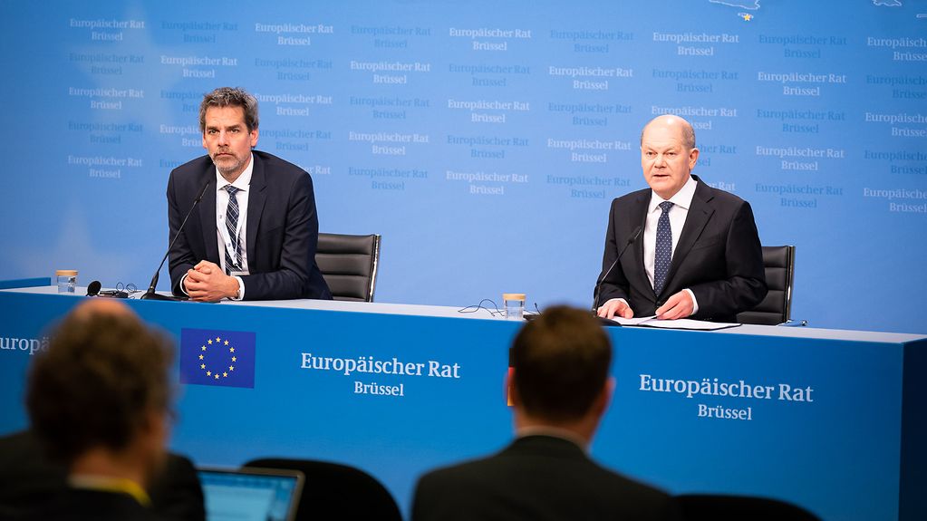 Bundeskanzler Scholz während einer Pressekonferenz neben Steffen Hebestreit, Sprecher der Bundesregierung.