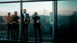Les membres du conseil des ministres fédéral sur un balcon de la Chancellerie fédérale