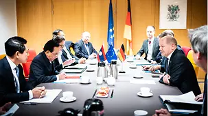 Le chancelier fédéral Olaf Scholz en discussion avec le premier ministre du Laos Phankham Viphavanh