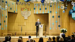 Bundeskanzler Olaf Scholz spricht bei einer Chanukka-Feierstunde.