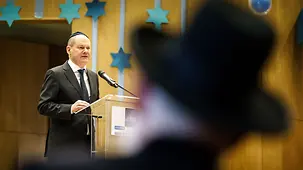 Bundeskanzler Olaf Scholz in einer Grundschule bei Chanukka-Feierstunde.