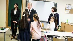 Bundeskanzler Olaf Scholz beim Besuch einer Willkommensklasse.