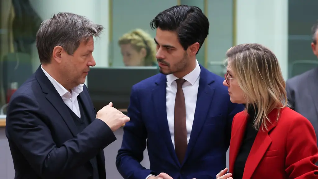 Wirtschaftsminister Robert Habeck im Gespräch mit seinen europäischen Kolleginnen und Kollegen.