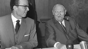 The photo shows Federal Chancellor Ludwig Erhard and Government Spokesperson von Hase.