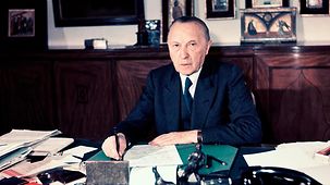 The photo shows Federal Chancellor Konrad Adenauer