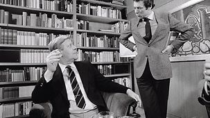 The photo shows Helmut Schmidt and his Government Spokesperson Klaus Bölling