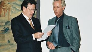The photo shows Gerhard Schröder and his Government Spokesperson Uwe-Karsten Heye (r.)
