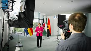 The photo shows Federal Chancellor Angela Merkel.