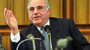 Sur la photo, on voit le chancelier Helmut Kohl.