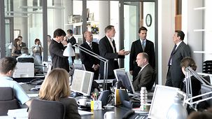 Sur la photo, on voit le chancelier Gerhard Schröder lors d’une visite à l’Office de presse fédéral.