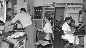 Photo montrant le travail au sein de l’Office de presse fédéral en 1955