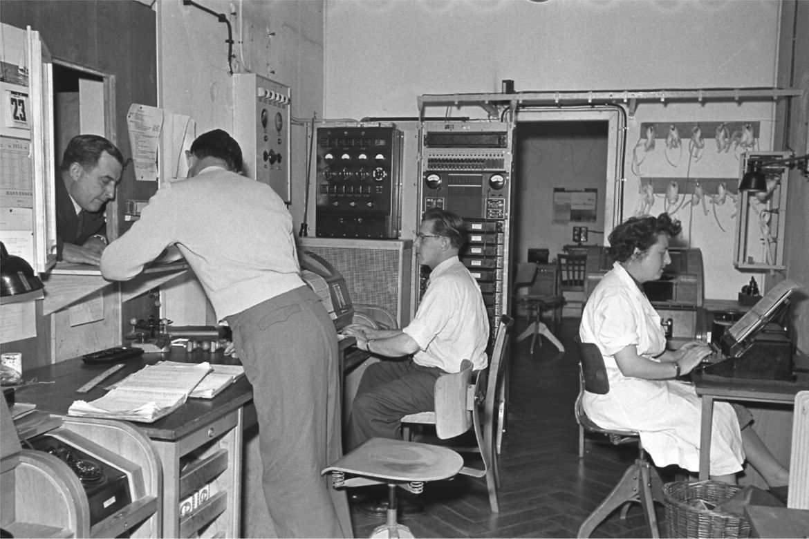Photo montrant le travail au sein de l’Office de presse fédéral en 1955