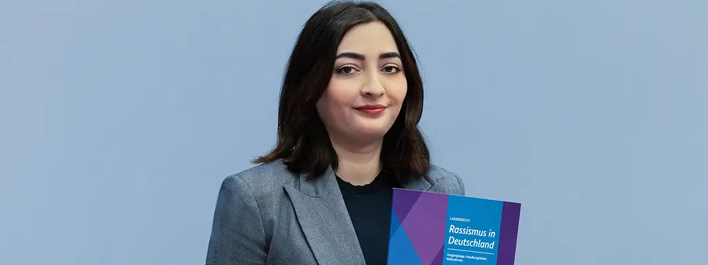 Zum ersten Mal widmet sich der Lagebericht nur einem Thema: Rassismus in Deutschland.
