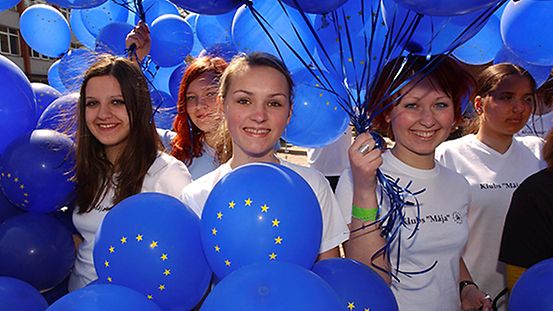 Die Lettische Bevoelkerung feiert den EU Beitritt ihres Landes.