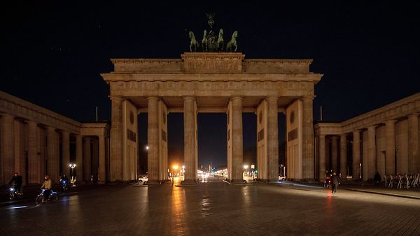 Foto zeigt das Brandenburger Tor unbeleutet