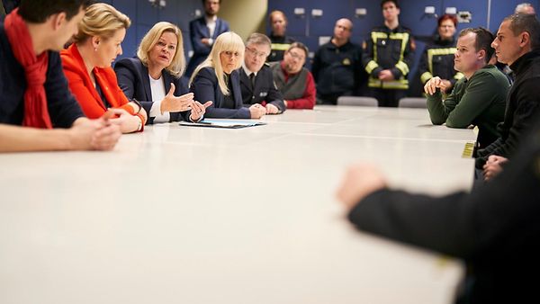 Bundesinnenministerin Faeser besucht Berliner Feuerwehr in Neukölln