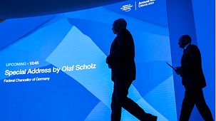 Bundeskanzler Olaf Scholz geht beim Weltwirtschaftsforum in Davos auf die Bühne.