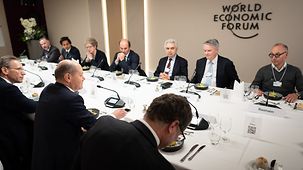 Bundeskanzler Olaf Scholz im Gespräch mit Mathias Cormann, Generalsekretär der Organisation für wirtschaftliche Zusammenarbeit und Entwicklung (OECD).