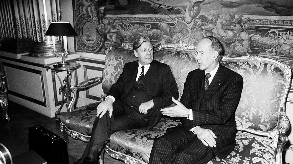 L’ancien chancelier fédéral allemand Helmut Schmidt et l’ancien président de la République française Valéry Giscard d’Estaing en conversation sur un divan de l’Élysée