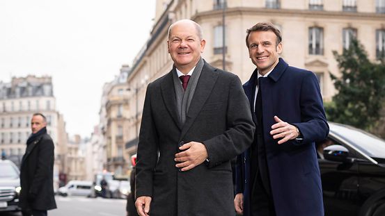 Bundeskanzler Olaf Scholz und Emmanuel Macron, Frankreichs Präsident.