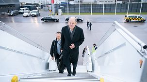 Federal Chancellor Olaf Scholz boards a plane.