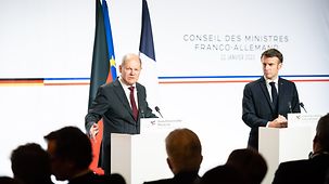 Le chancelier fédéral Olaf Scholz et le président français Emmanuel Macron lors de la conférence de presse conjointe