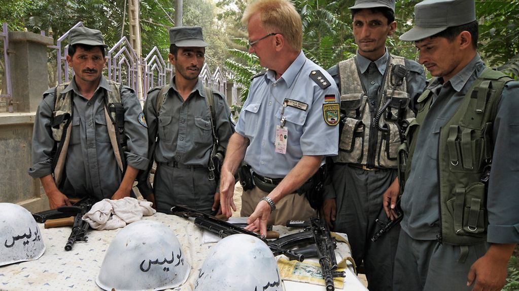 Eupol - Deutscher Polizist mit afghanischen Polizisten in Balkh.