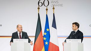 Le chancelier fédéral Olaf Scholz et le président français Emmanuel Macron lors de la conférence de presse conjointe