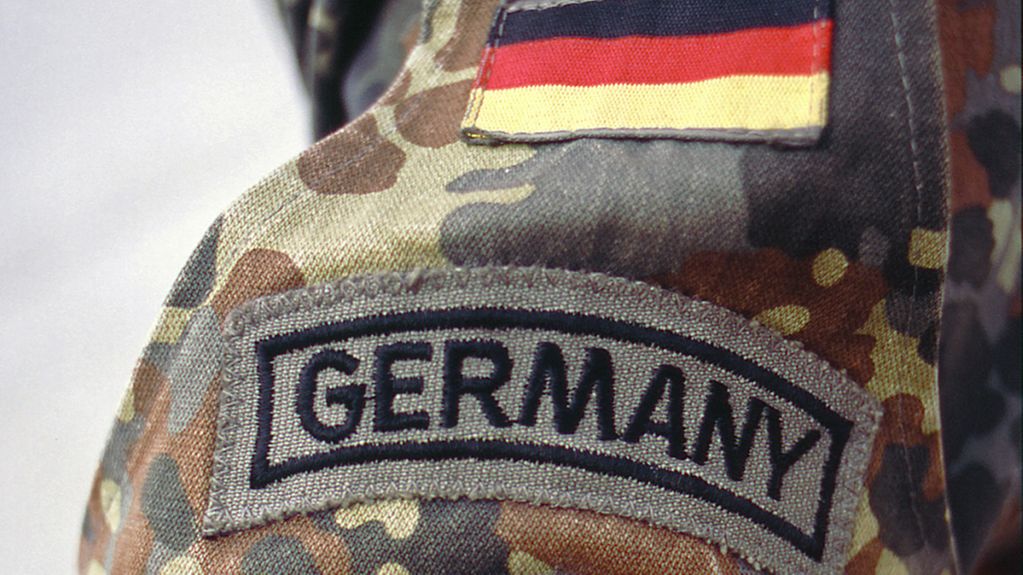 Abzeichen 'Germany' und Deutsche Fahne auf Uniform.