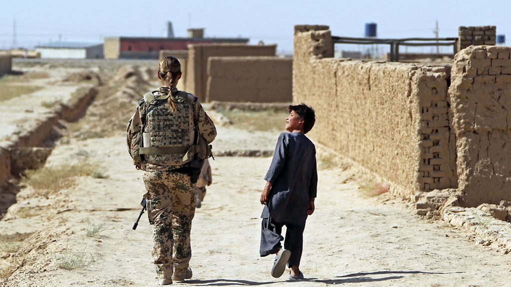 Soldatin während einer Routine-Nahbereichspatrouille in Afghanistan.