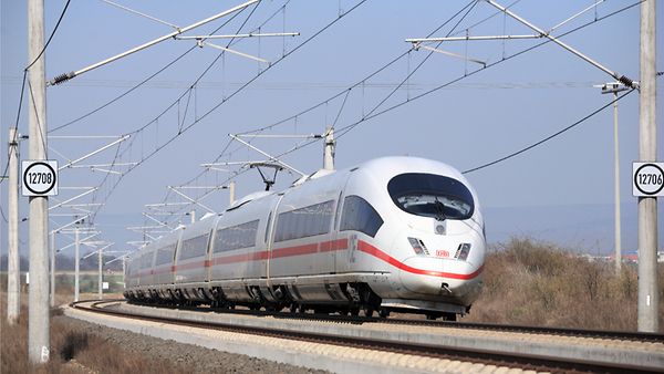 ICE fährt die Hochgeschwindigkeitsstrecke Frankfurt/Main-Köln