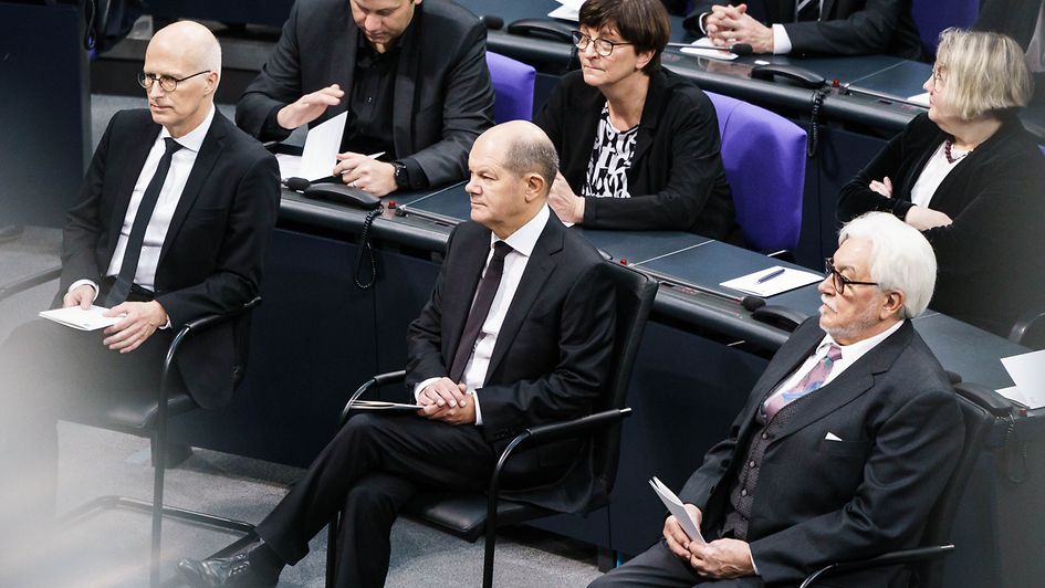 Bundeskanzler Scholz sitzt im Bundestag.
