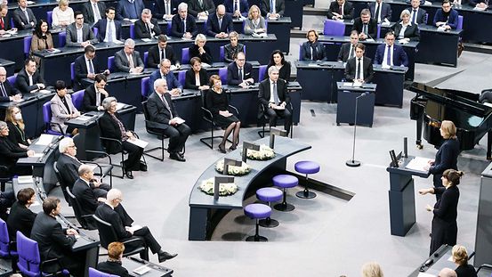 Blick ins Plenum des Bundestages während des Gedenkstunde für die Opfer des Nationalsozialismus.
