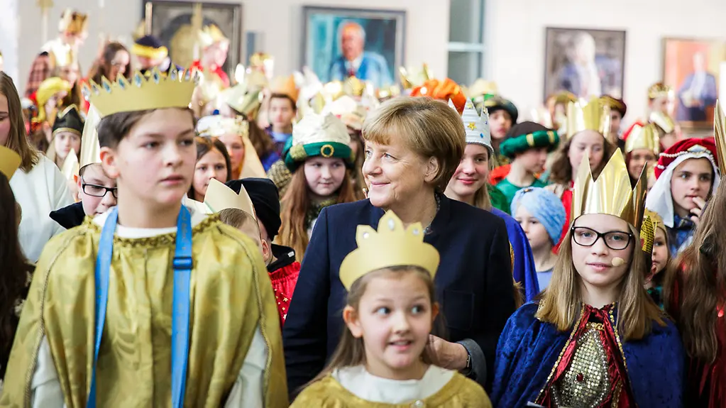 Bundeskanzlerin Angela Merkel empfängt Sternsinger im Bundeskanzleramt.