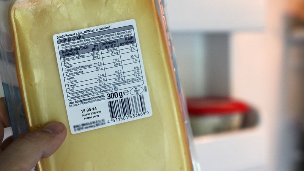 Lebensmittelkennzeichnung auf einer Packung Käse.