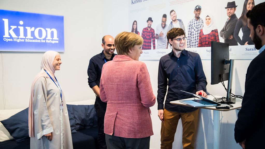 Bundeskanzlerin Angela Merkel besucht in Berlin die Kiron-University.