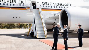 Federal Chancellor Scholz before takeoff.